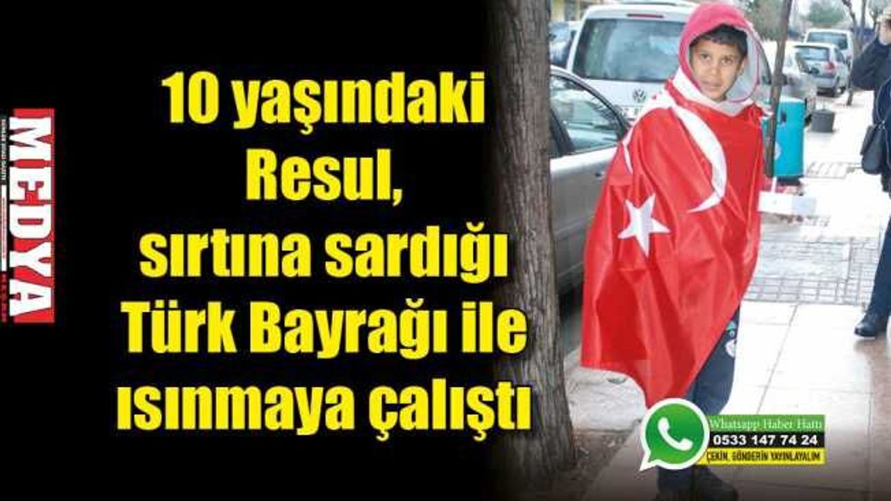 10 yaşındaki Resul, sırtına sardığı Türk Bayrağı ile ısınmaya çalıştı