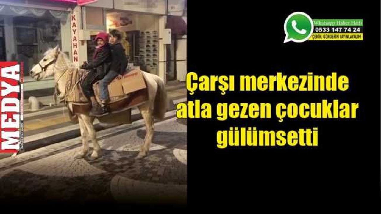 Çarşı merkezinde atla gezen çocuklar gülümsetti