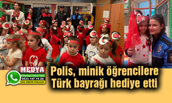 Polis, minik öğrencilere Türk bayrağı hediye etti