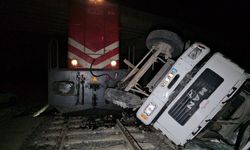 Yolcu treni kamyona çarptı; faciadan dönüldü