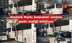 Atatürk Parkı önündeki otobüs parkı trafiği kilitliyor