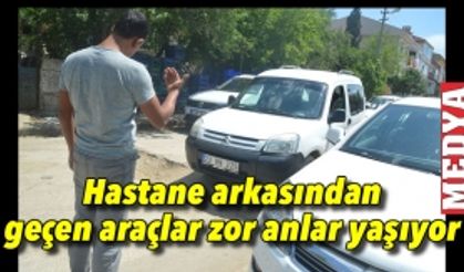 Hastane arkasından geçen araçlar zor anlar yaşıyor