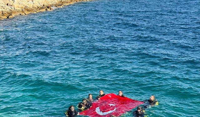 Cumhuriyet’in 101. yılını Saros’da bayrak açarak kutladılar