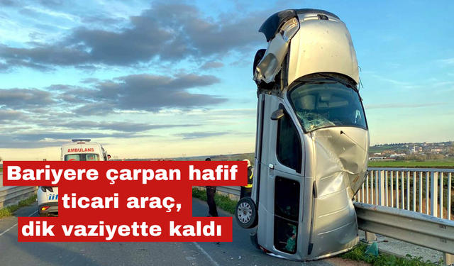 Bariyere çarpan hafif ticari araç, dik vaziyette kaldı