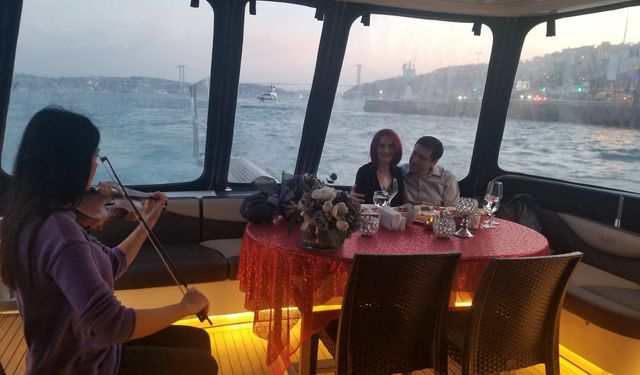 Boğaz’da Romantik Akşamların Yeni Adresi Yatta Akşam Yemeği