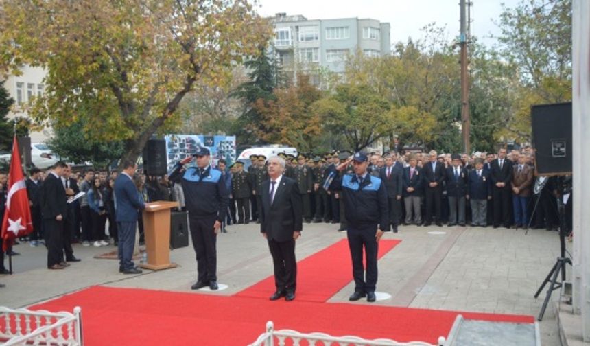 Ulu Önderimiz Mustafa Kemal Atatürk, aramızdan ayrılışının 80. yıldönümü olan 10 Kasım Cumartesi günü, tüm yurtta olduğu gibi Keşan’da da düzenlenen tören ve programla anıldı.