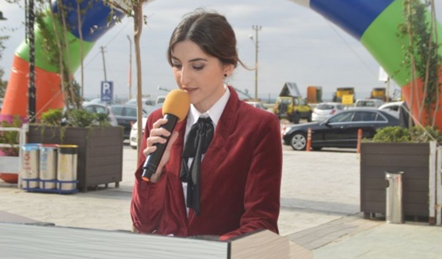 “Trakya’nın En Büyük Kitap Fuarı” dün Keşan Bendis AVM’de düzenlenen törenle başladı.
Saat 15.30’da başlayan törene; İYİ Parti Edirne Milletvekili Orhan Çakırlar, Keşan Belediye Başkanı Mehmet Özcan, Edirne İl Milli Eğitim Müdürü Hakan Cırıt, Keşan İlçe Müftüsü Mehmet Yiğit, İstekler Group Alışveriş Merkezleri A.Ş. yöneticileri, siyasi parti temsilcileri, oda ve borsa yöneticileri, STK temsilcileri, Fazıl Sayın, Sinan Yağmur, Mete Aksoy, Hulki Cevizoğlu, Suat Turgut, Tarkan Köylü gibi birçok tanınmış yazar, davetliler ve öğrenciler katıldı.