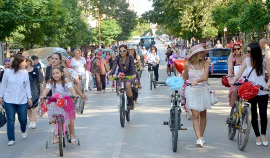 “Süslü Kadınlar Bisiklet Turu” gerçekleştirildi