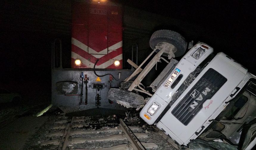 Yolcu treni kamyona çarptı; faciadan dönüldü