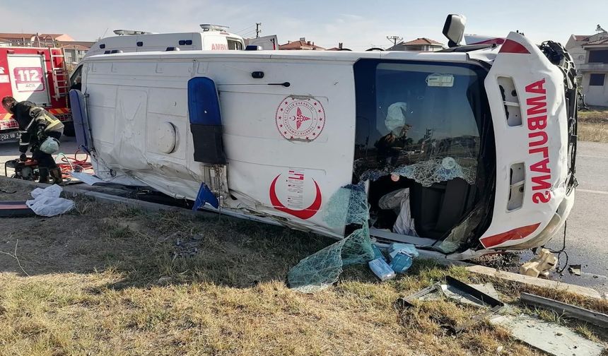 Çöpköy kavşağında ambulansla otomobil çarpıştı: 7 kişi yaralandı