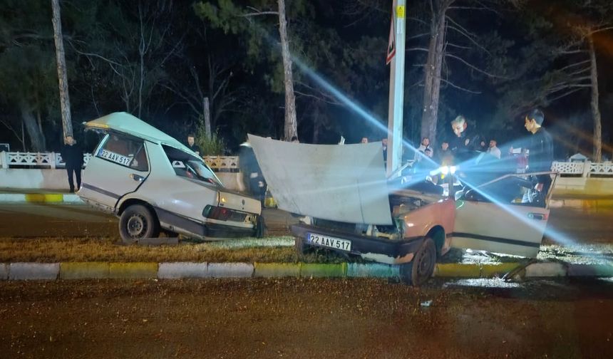 Otomobilin ikiye bölündüğü kazada 1 ölü, 1 yaralı