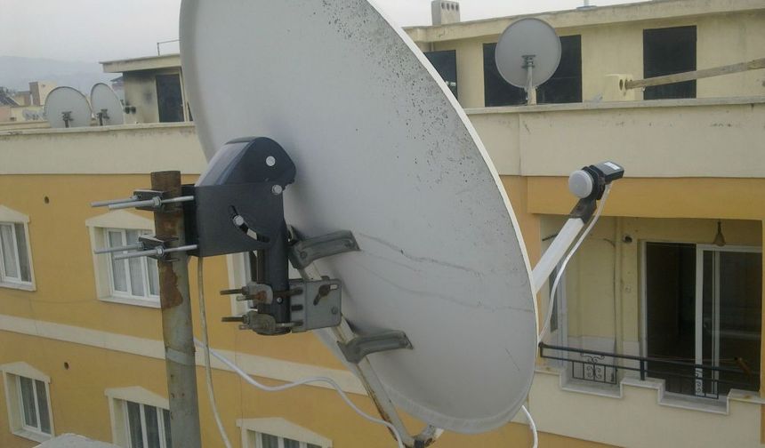 Keşan’da park halindeki aracın üzerine çanak anten düştü